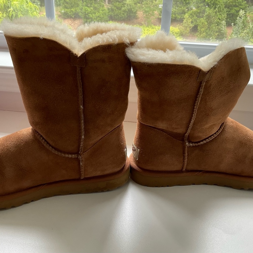 Beautiful UGG Bailey Button 5803 Suede Chestnut Women’s 9W Wood Button Closure - Picture 5 of 6